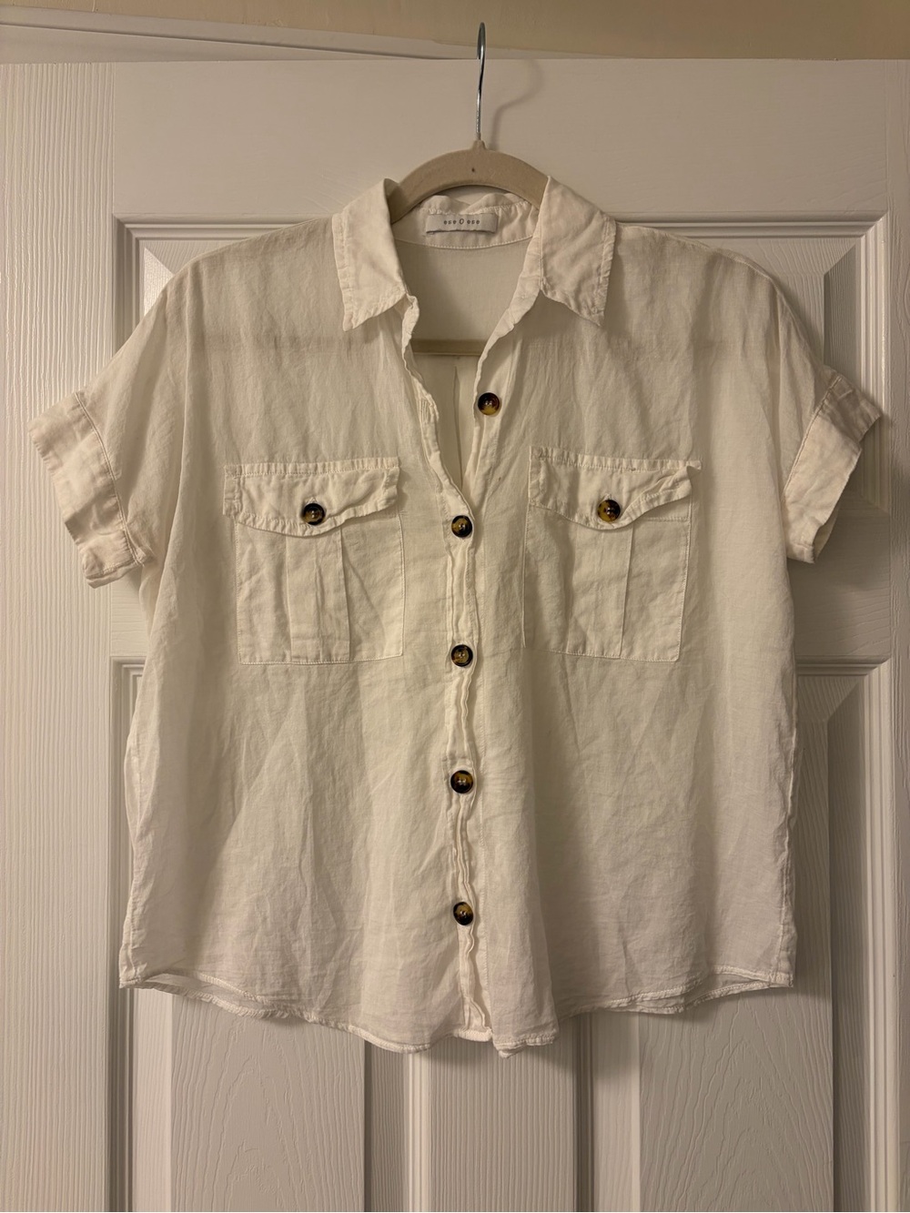 Lightweight Cream Short-Sleeve Button-Down Shirt with Front Pockets